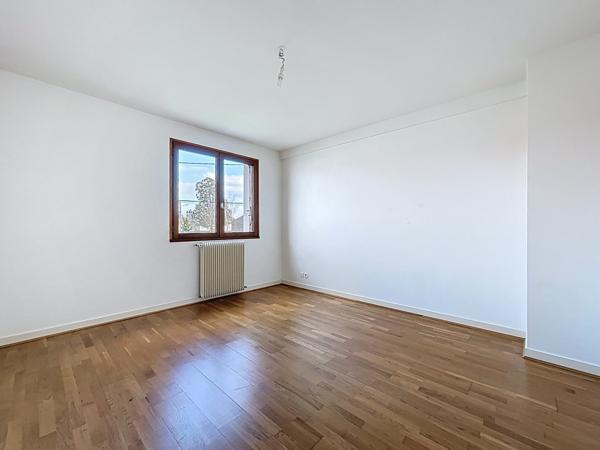 Sur la commune dynamique de Mordelles, à proximité des commerces et arrêts de bus, vous apprécierez les volumes et le standing de cette jolie maison de 184m2.