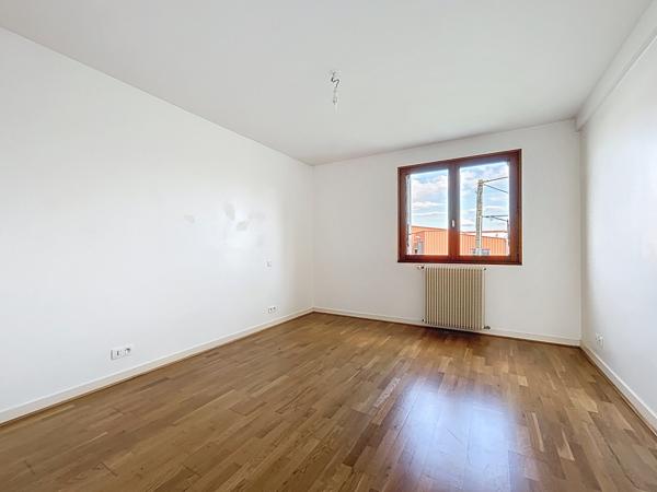 Sur la commune dynamique de Mordelles, à proximité des commerces et arrêts de bus, vous apprécierez les volumes et le standing de cette jolie maison de 184m2.