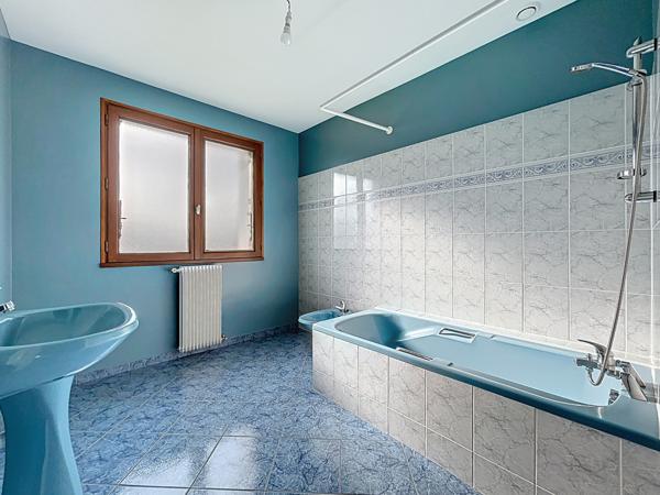 Sur la commune dynamique de Mordelles, à proximité des commerces et arrêts de bus, vous apprécierez les volumes et le standing de cette jolie maison de 184m2.