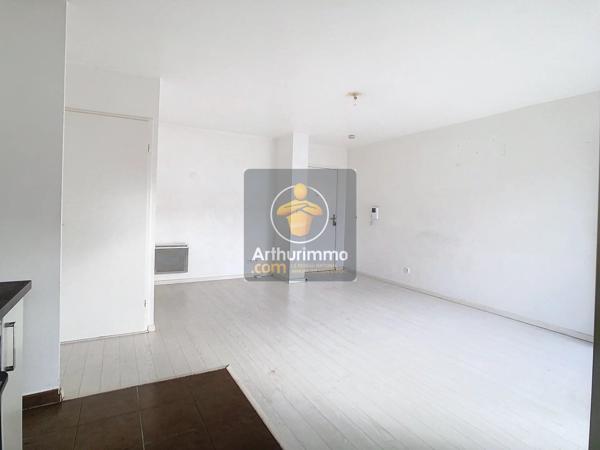 Location                                                      Appartement
                        
                     2 pièces                      44 m2                     à Valenton