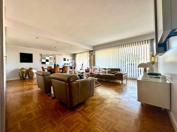 Appartement familial de 5 pièces de 121 m² avec Balcons - Parking + Cave