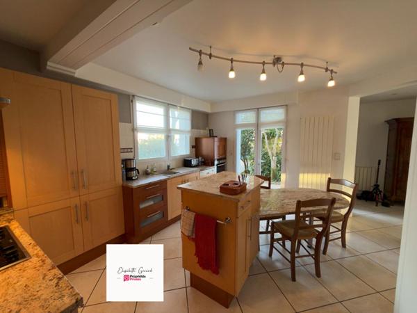 MAISON DE 205 M2 AVEC UN JARDIN ARBORÉ  - 3 CHAMBRES - 1 BUREAU - 1 MEZZANINE À VENDRE À CHALLANS