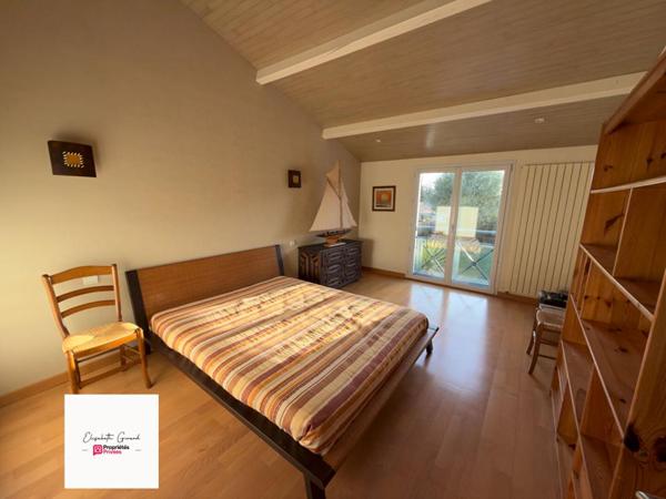 MAISON DE 205 M2 AVEC UN JARDIN ARBORÉ  - 3 CHAMBRES - 1 BUREAU - 1 MEZZANINE À VENDRE À CHALLANS