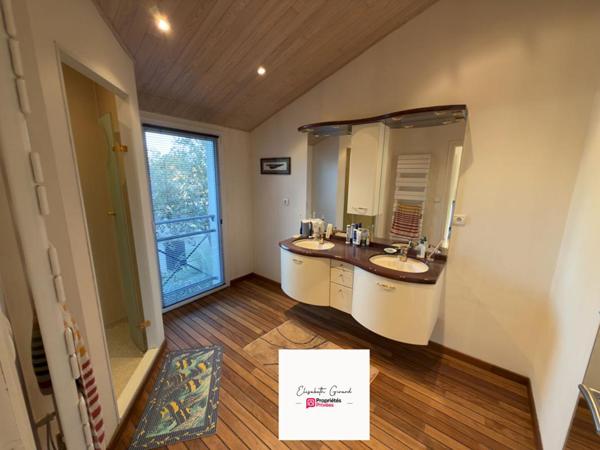 MAISON DE 205 M2 AVEC UN JARDIN ARBORÉ  - 3 CHAMBRES - 1 BUREAU - 1 MEZZANINE À VENDRE À CHALLANS