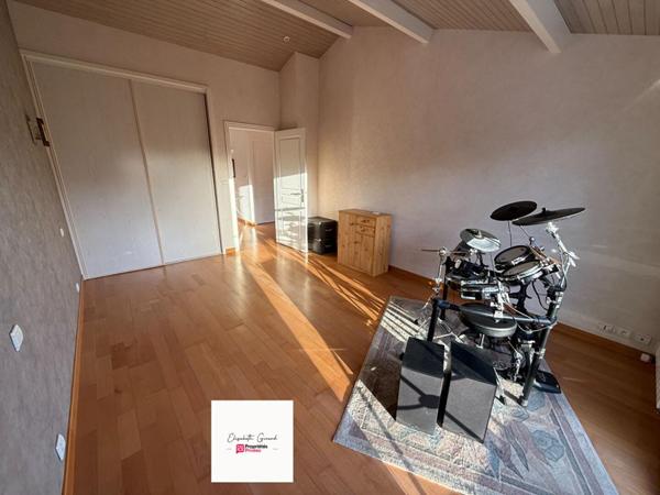 MAISON DE 205 M2 AVEC UN JARDIN ARBORÉ  - 3 CHAMBRES - 1 BUREAU - 1 MEZZANINE À VENDRE À CHALLANS