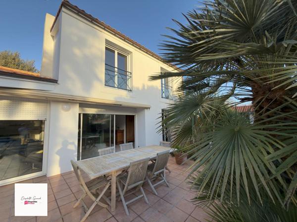 MAISON DE 205 M2 AVEC UN JARDIN ARBORÉ  - 3 CHAMBRES - 1 BUREAU - 1 MEZZANINE À VENDRE À CHALLANS