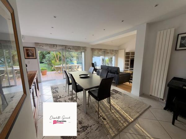 MAISON DE 205 M2 AVEC UN JARDIN ARBORÉ  - 3 CHAMBRES - 1 BUREAU - 1 MEZZANINE À VENDRE À CHALLANS