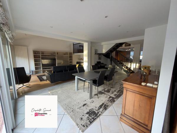 MAISON DE 205 M2 AVEC UN JARDIN ARBORÉ  - 3 CHAMBRES - 1 BUREAU - 1 MEZZANINE À VENDRE À CHALLANS