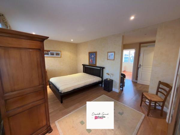 MAISON DE 205 M2 AVEC UN JARDIN ARBORÉ  - 3 CHAMBRES - 1 BUREAU - 1 MEZZANINE À VENDRE À CHALLANS