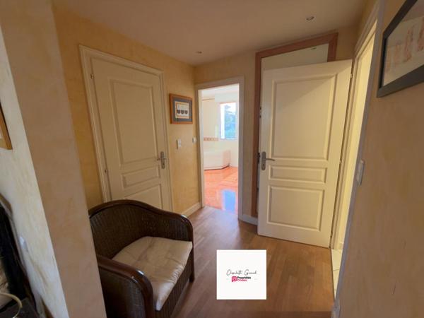 MAISON DE 205 M2 AVEC UN JARDIN ARBORÉ  - 3 CHAMBRES - 1 BUREAU - 1 MEZZANINE À VENDRE À CHALLANS