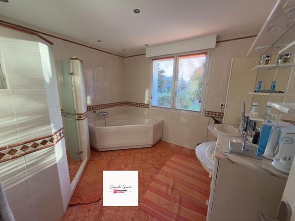 MAISON DE 205 M2 AVEC UN JARDIN ARBORÉ  - 3 CHAMBRES - 1 BUREAU - 1 MEZZANINE À VENDRE À CHALLANS