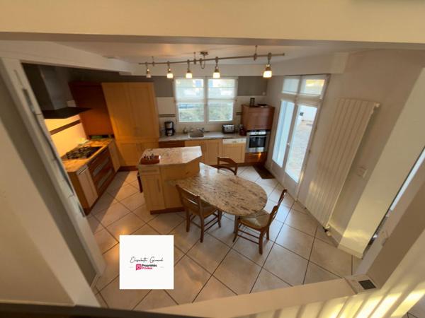 MAISON DE 205 M2 AVEC UN JARDIN ARBORÉ  - 3 CHAMBRES - 1 BUREAU - 1 MEZZANINE À VENDRE À CHALLANS