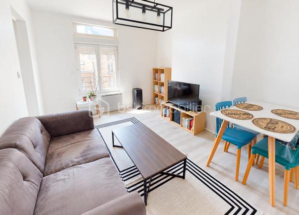 Situé au Havre, en ville basse, secteur Aristide Briand, à proximité des commerces et des transports, cet appartement T2 de 35,46 m² offre une belle opportunité pour un investissement locatif clé en main.

Au deuxième étage d’un immeuble sans ascenseur, cet appartement bénéficie de fenêtres en PVC double vitrage dans toutes les pièces et d’un DPE classé D. Aucun travaux n’est à prévoir dans l’appartement.

Le bien est vendu loué, avec un locataire en place depuis longtemps, sérieux et régulier dans le règlement de ses loyers. La gestion locative est actuellement assurée par Gallieni Immobilier. Vous bénéficiez ainsi de revenus locatifs dès l’acquisition, sans avoir à rechercher de locataire.

Le loyer mensuel hors charges s’élève à 440 €, soit 5 280 € par an. Les charges de copropriété sont de 27 € par mois et comprennent l’entretien des parties communes ainsi que l’assurance de l’immeuble. La taxe foncière s’élève à 830 € par an.

Un bien idéal pour un investisseur souhaitant démarrer ou développer son patrimoine locatif avec un appartement déjà loué, sans travaux à prévoir et dont la gestion est déjà organisée.

N’hésitez pas à me contacter pour obtenir davantage de renseignements et organiser une visite. Je serai ravi de vous présenter cet appartement et de vous accompagner dans votre projet d’investissement.

Montant estimé des dépenses annuelles d’énergie pour un usage standard : entre 620 € et 860 €. Prix moyens des énergies indexés au 1er janvier 2021, abonnements compris.