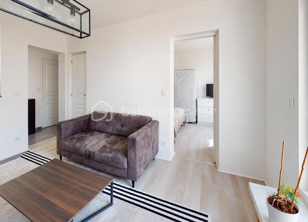 Situé au Havre, en ville basse, secteur Aristide Briand, à proximité des commerces et des transports, cet appartement T2 de 35,46 m² offre une belle opportunité pour un investissement locatif clé en main.

Au deuxième étage d’un immeuble sans ascenseur, cet appartement bénéficie de fenêtres en PVC double vitrage dans toutes les pièces et d’un DPE classé D. Aucun travaux n’est à prévoir dans l’appartement.

Le bien est vendu loué, avec un locataire en place depuis longtemps, sérieux et régulier dans le règlement de ses loyers. La gestion locative est actuellement assurée par Gallieni Immobilier. Vous bénéficiez ainsi de revenus locatifs dès l’acquisition, sans avoir à rechercher de locataire.

Le loyer mensuel hors charges s’élève à 440 €, soit 5 280 € par an. Les charges de copropriété sont de 27 € par mois et comprennent l’entretien des parties communes ainsi que l’assurance de l’immeuble. La taxe foncière s’élève à 830 € par an.

Un bien idéal pour un investisseur souhaitant démarrer ou développer son patrimoine locatif avec un appartement déjà loué, sans travaux à prévoir et dont la gestion est déjà organisée.

N’hésitez pas à me contacter pour obtenir davantage de renseignements et organiser une visite. Je serai ravi de vous présenter cet appartement et de vous accompagner dans votre projet d’investissement.

Montant estimé des dépenses annuelles d’énergie pour un usage standard : entre 620 € et 860 €. Prix moyens des énergies indexés au 1er janvier 2021, abonnements compris.
