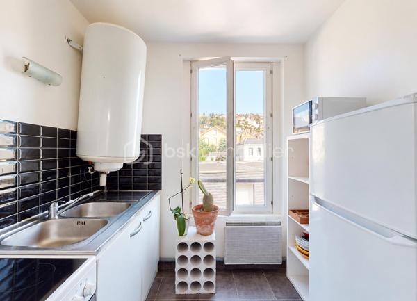 Situé au Havre, en ville basse, secteur Aristide Briand, à proximité des commerces et des transports, cet appartement T2 de 35,46 m² offre une belle opportunité pour un investissement locatif clé en main.

Au deuxième étage d’un immeuble sans ascenseur, cet appartement bénéficie de fenêtres en PVC double vitrage dans toutes les pièces et d’un DPE classé D. Aucun travaux n’est à prévoir dans l’appartement.

Le bien est vendu loué, avec un locataire en place depuis longtemps, sérieux et régulier dans le règlement de ses loyers. La gestion locative est actuellement assurée par Gallieni Immobilier. Vous bénéficiez ainsi de revenus locatifs dès l’acquisition, sans avoir à rechercher de locataire.

Le loyer mensuel hors charges s’élève à 440 €, soit 5 280 € par an. Les charges de copropriété sont de 27 € par mois et comprennent l’entretien des parties communes ainsi que l’assurance de l’immeuble. La taxe foncière s’élève à 830 € par an.

Un bien idéal pour un investisseur souhaitant démarrer ou développer son patrimoine locatif avec un appartement déjà loué, sans travaux à prévoir et dont la gestion est déjà organisée.

N’hésitez pas à me contacter pour obtenir davantage de renseignements et organiser une visite. Je serai ravi de vous présenter cet appartement et de vous accompagner dans votre projet d’investissement.

Montant estimé des dépenses annuelles d’énergie pour un usage standard : entre 620 € et 860 €. Prix moyens des énergies indexés au 1er janvier 2021, abonnements compris.