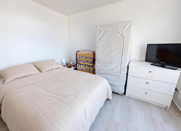 Situé au Havre, en ville basse, secteur Aristide Briand, à proximité des commerces et des transports, cet appartement T2 de 35,46 m² offre une belle opportunité pour un investissement locatif clé en main.

Au deuxième étage d’un immeuble sans ascenseur, cet appartement bénéficie de fenêtres en PVC double vitrage dans toutes les pièces et d’un DPE classé D. Aucun travaux n’est à prévoir dans l’appartement.

Le bien est vendu loué, avec un locataire en place depuis longtemps, sérieux et régulier dans le règlement de ses loyers. La gestion locative est actuellement assurée par Gallieni Immobilier. Vous bénéficiez ainsi de revenus locatifs dès l’acquisition, sans avoir à rechercher de locataire.

Le loyer mensuel hors charges s’élève à 440 €, soit 5 280 € par an. Les charges de copropriété sont de 27 € par mois et comprennent l’entretien des parties communes ainsi que l’assurance de l’immeuble. La taxe foncière s’élève à 830 € par an.

Un bien idéal pour un investisseur souhaitant démarrer ou développer son patrimoine locatif avec un appartement déjà loué, sans travaux à prévoir et dont la gestion est déjà organisée.

N’hésitez pas à me contacter pour obtenir davantage de renseignements et organiser une visite. Je serai ravi de vous présenter cet appartement et de vous accompagner dans votre projet d’investissement.

Montant estimé des dépenses annuelles d’énergie pour un usage standard : entre 620 € et 860 €. Prix moyens des énergies indexés au 1er janvier 2021, abonnements compris.