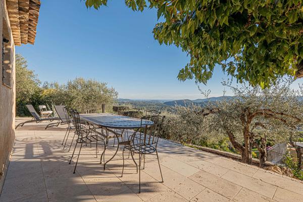 Maison Néo-Provençale à Cabris : L’Écrin de Sérénité face à la Méditerranée