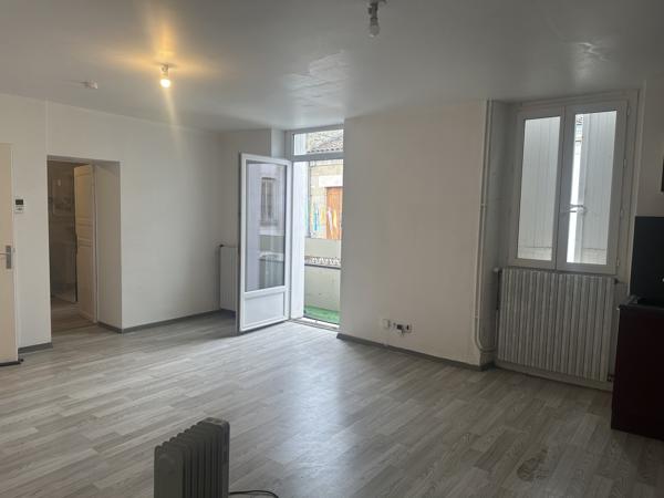 Miramont Appartement de type 3 avec possibilité de logement ou commerce en rez-de-chaussée
