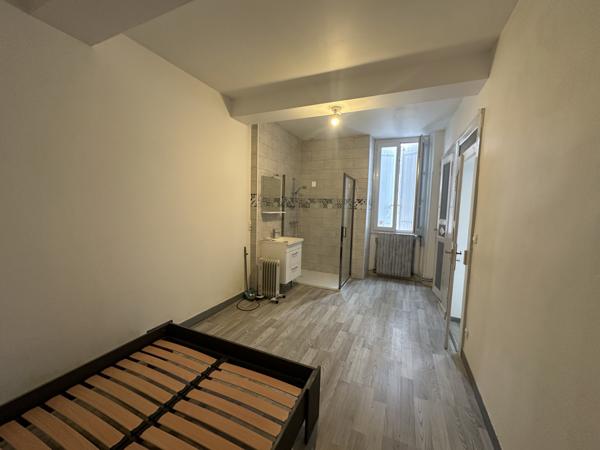 Miramont Appartement de type 3 avec possibilité de logement ou commerce en rez-de-chaussée