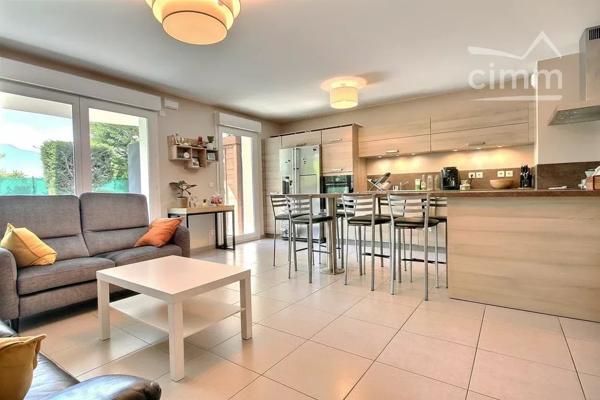 Découvrez ce superbe appartement de 82 m² situé à Meylan, offrant un cadre de vie lumineux et paisible.