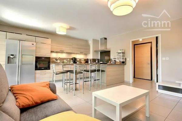 Découvrez ce superbe appartement de 82 m² situé à Meylan, offrant un cadre de vie lumineux et paisible.