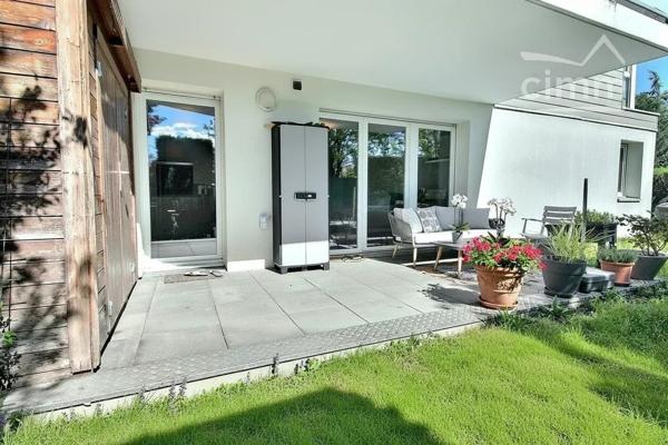 Découvrez ce superbe appartement de 82 m² situé à Meylan, offrant un cadre de vie lumineux et paisible.