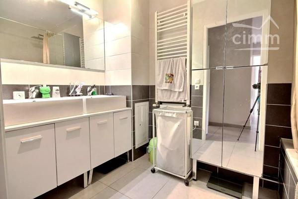 Découvrez ce superbe appartement de 82 m² situé à Meylan, offrant un cadre de vie lumineux et paisible.