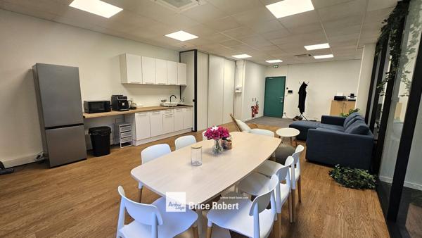 Bureaux à louer à Saint-Priest aménagés 104 m² avec fibre optique