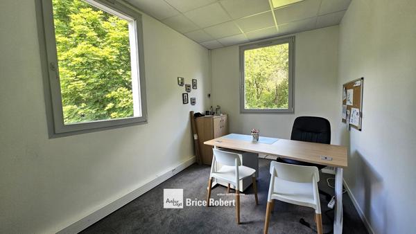 Bureaux à louer à Saint-Priest aménagés 104 m² avec fibre optique