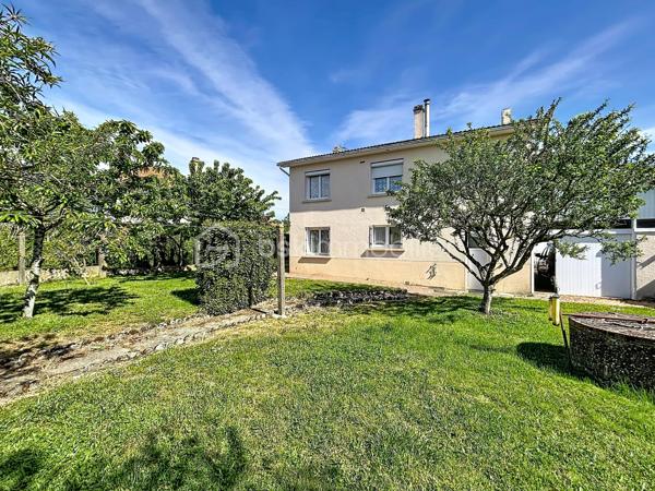 Pavillon situé à deux pas du centre-ville de Bressuire.

Vous débuterez la visite par une entrée desservant une cuisine, une salle d’eau, des WC, une chambre, une chaufferie ainsi que deux garages pour une surface totale d’environ 70 m².

À l’étage, vous découvrirez un séjour lumineux avec accès au balcon, une seconde cuisine aménagée, deux chambres et une salle d’eau avec WC.

L’ensemble est édifié sur une parcelle d’environ 730 m², entièrement clôturée et équipée d’un portail motorisé.

Ce bien offre également la possibilité de créer deux logements distincts.

Côté technique, la maison est raccordée au tout-à-l’égout, au réseau d’eau et dispose également d’un puits. Elle bénéficie d’une très bonne isolation au niveau de la toiture ainsi que de menuiseries performantes.

Des travaux de rafraîchissement seront néanmoins à prévoir.