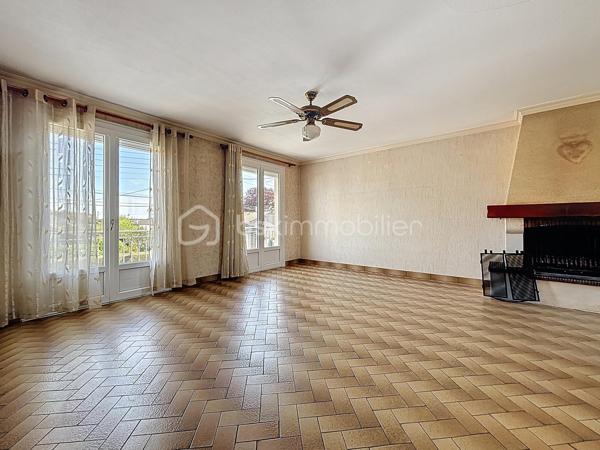 Pavillon situé à deux pas du centre-ville de Bressuire.

Vous débuterez la visite par une entrée desservant une cuisine, une salle d’eau, des WC, une chambre, une chaufferie ainsi que deux garages pour une surface totale d’environ 70 m².

À l’étage, vous découvrirez un séjour lumineux avec accès au balcon, une seconde cuisine aménagée, deux chambres et une salle d’eau avec WC.

L’ensemble est édifié sur une parcelle d’environ 730 m², entièrement clôturée et équipée d’un portail motorisé.

Ce bien offre également la possibilité de créer deux logements distincts.

Côté technique, la maison est raccordée au tout-à-l’égout, au réseau d’eau et dispose également d’un puits. Elle bénéficie d’une très bonne isolation au niveau de la toiture ainsi que de menuiseries performantes.

Des travaux de rafraîchissement seront néanmoins à prévoir.
