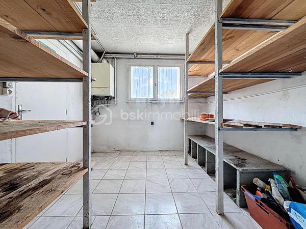 Pavillon situé à deux pas du centre-ville de Bressuire.

Vous débuterez la visite par une entrée desservant une cuisine, une salle d’eau, des WC, une chambre, une chaufferie ainsi que deux garages pour une surface totale d’environ 70 m².

À l’étage, vous découvrirez un séjour lumineux avec accès au balcon, une seconde cuisine aménagée, deux chambres et une salle d’eau avec WC.

L’ensemble est édifié sur une parcelle d’environ 730 m², entièrement clôturée et équipée d’un portail motorisé.

Ce bien offre également la possibilité de créer deux logements distincts.

Côté technique, la maison est raccordée au tout-à-l’égout, au réseau d’eau et dispose également d’un puits. Elle bénéficie d’une très bonne isolation au niveau de la toiture ainsi que de menuiseries performantes.

Des travaux de rafraîchissement seront néanmoins à prévoir.