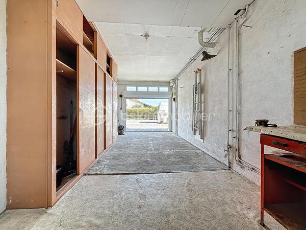 Pavillon situé à deux pas du centre-ville de Bressuire.

Vous débuterez la visite par une entrée desservant une cuisine, une salle d’eau, des WC, une chambre, une chaufferie ainsi que deux garages pour une surface totale d’environ 70 m².

À l’étage, vous découvrirez un séjour lumineux avec accès au balcon, une seconde cuisine aménagée, deux chambres et une salle d’eau avec WC.

L’ensemble est édifié sur une parcelle d’environ 730 m², entièrement clôturée et équipée d’un portail motorisé.

Ce bien offre également la possibilité de créer deux logements distincts.

Côté technique, la maison est raccordée au tout-à-l’égout, au réseau d’eau et dispose également d’un puits. Elle bénéficie d’une très bonne isolation au niveau de la toiture ainsi que de menuiseries performantes.

Des travaux de rafraîchissement seront néanmoins à prévoir.