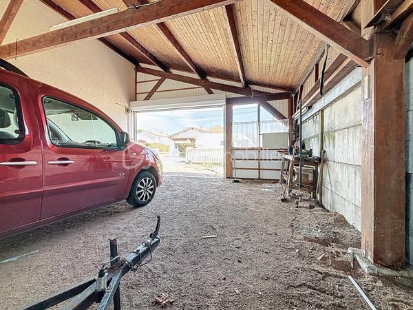 Pavillon situé à deux pas du centre-ville de Bressuire.

Vous débuterez la visite par une entrée desservant une cuisine, une salle d’eau, des WC, une chambre, une chaufferie ainsi que deux garages pour une surface totale d’environ 70 m².

À l’étage, vous découvrirez un séjour lumineux avec accès au balcon, une seconde cuisine aménagée, deux chambres et une salle d’eau avec WC.

L’ensemble est édifié sur une parcelle d’environ 730 m², entièrement clôturée et équipée d’un portail motorisé.

Ce bien offre également la possibilité de créer deux logements distincts.

Côté technique, la maison est raccordée au tout-à-l’égout, au réseau d’eau et dispose également d’un puits. Elle bénéficie d’une très bonne isolation au niveau de la toiture ainsi que de menuiseries performantes.

Des travaux de rafraîchissement seront néanmoins à prévoir.