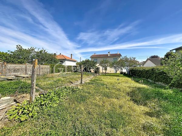 Pavillon situé à deux pas du centre-ville de Bressuire.

Vous débuterez la visite par une entrée desservant une cuisine, une salle d’eau, des WC, une chambre, une chaufferie ainsi que deux garages pour une surface totale d’environ 70 m².

À l’étage, vous découvrirez un séjour lumineux avec accès au balcon, une seconde cuisine aménagée, deux chambres et une salle d’eau avec WC.

L’ensemble est édifié sur une parcelle d’environ 730 m², entièrement clôturée et équipée d’un portail motorisé.

Ce bien offre également la possibilité de créer deux logements distincts.

Côté technique, la maison est raccordée au tout-à-l’égout, au réseau d’eau et dispose également d’un puits. Elle bénéficie d’une très bonne isolation au niveau de la toiture ainsi que de menuiseries performantes.

Des travaux de rafraîchissement seront néanmoins à prévoir.