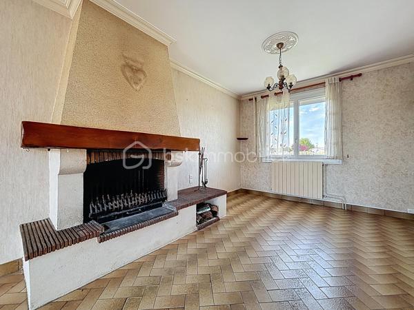 Pavillon situé à deux pas du centre-ville de Bressuire.

Vous débuterez la visite par une entrée desservant une cuisine, une salle d’eau, des WC, une chambre, une chaufferie ainsi que deux garages pour une surface totale d’environ 70 m².

À l’étage, vous découvrirez un séjour lumineux avec accès au balcon, une seconde cuisine aménagée, deux chambres et une salle d’eau avec WC.

L’ensemble est édifié sur une parcelle d’environ 730 m², entièrement clôturée et équipée d’un portail motorisé.

Ce bien offre également la possibilité de créer deux logements distincts.

Côté technique, la maison est raccordée au tout-à-l’égout, au réseau d’eau et dispose également d’un puits. Elle bénéficie d’une très bonne isolation au niveau de la toiture ainsi que de menuiseries performantes.

Des travaux de rafraîchissement seront néanmoins à prévoir.