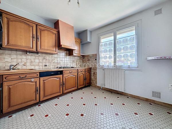 Pavillon situé à deux pas du centre-ville de Bressuire.

Vous débuterez la visite par une entrée desservant une cuisine, une salle d’eau, des WC, une chambre, une chaufferie ainsi que deux garages pour une surface totale d’environ 70 m².

À l’étage, vous découvrirez un séjour lumineux avec accès au balcon, une seconde cuisine aménagée, deux chambres et une salle d’eau avec WC.

L’ensemble est édifié sur une parcelle d’environ 730 m², entièrement clôturée et équipée d’un portail motorisé.

Ce bien offre également la possibilité de créer deux logements distincts.

Côté technique, la maison est raccordée au tout-à-l’égout, au réseau d’eau et dispose également d’un puits. Elle bénéficie d’une très bonne isolation au niveau de la toiture ainsi que de menuiseries performantes.

Des travaux de rafraîchissement seront néanmoins à prévoir.
