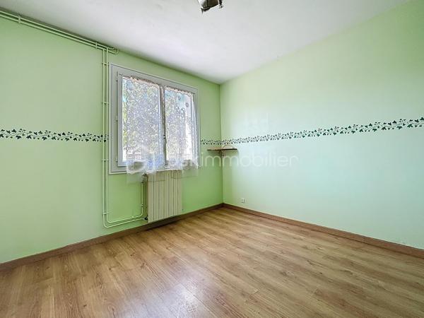 Pavillon situé à deux pas du centre-ville de Bressuire.

Vous débuterez la visite par une entrée desservant une cuisine, une salle d’eau, des WC, une chambre, une chaufferie ainsi que deux garages pour une surface totale d’environ 70 m².

À l’étage, vous découvrirez un séjour lumineux avec accès au balcon, une seconde cuisine aménagée, deux chambres et une salle d’eau avec WC.

L’ensemble est édifié sur une parcelle d’environ 730 m², entièrement clôturée et équipée d’un portail motorisé.

Ce bien offre également la possibilité de créer deux logements distincts.

Côté technique, la maison est raccordée au tout-à-l’égout, au réseau d’eau et dispose également d’un puits. Elle bénéficie d’une très bonne isolation au niveau de la toiture ainsi que de menuiseries performantes.

Des travaux de rafraîchissement seront néanmoins à prévoir.
