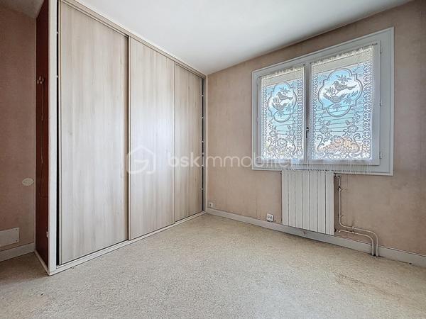 Pavillon situé à deux pas du centre-ville de Bressuire.

Vous débuterez la visite par une entrée desservant une cuisine, une salle d’eau, des WC, une chambre, une chaufferie ainsi que deux garages pour une surface totale d’environ 70 m².

À l’étage, vous découvrirez un séjour lumineux avec accès au balcon, une seconde cuisine aménagée, deux chambres et une salle d’eau avec WC.

L’ensemble est édifié sur une parcelle d’environ 730 m², entièrement clôturée et équipée d’un portail motorisé.

Ce bien offre également la possibilité de créer deux logements distincts.

Côté technique, la maison est raccordée au tout-à-l’égout, au réseau d’eau et dispose également d’un puits. Elle bénéficie d’une très bonne isolation au niveau de la toiture ainsi que de menuiseries performantes.

Des travaux de rafraîchissement seront néanmoins à prévoir.