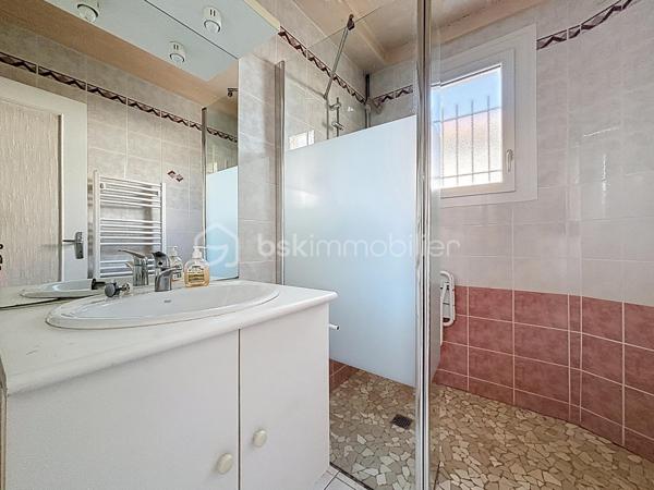Pavillon situé à deux pas du centre-ville de Bressuire.

Vous débuterez la visite par une entrée desservant une cuisine, une salle d’eau, des WC, une chambre, une chaufferie ainsi que deux garages pour une surface totale d’environ 70 m².

À l’étage, vous découvrirez un séjour lumineux avec accès au balcon, une seconde cuisine aménagée, deux chambres et une salle d’eau avec WC.

L’ensemble est édifié sur une parcelle d’environ 730 m², entièrement clôturée et équipée d’un portail motorisé.

Ce bien offre également la possibilité de créer deux logements distincts.

Côté technique, la maison est raccordée au tout-à-l’égout, au réseau d’eau et dispose également d’un puits. Elle bénéficie d’une très bonne isolation au niveau de la toiture ainsi que de menuiseries performantes.

Des travaux de rafraîchissement seront néanmoins à prévoir.