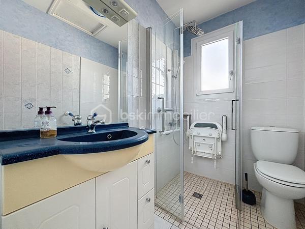 Pavillon situé à deux pas du centre-ville de Bressuire.

Vous débuterez la visite par une entrée desservant une cuisine, une salle d’eau, des WC, une chambre, une chaufferie ainsi que deux garages pour une surface totale d’environ 70 m².

À l’étage, vous découvrirez un séjour lumineux avec accès au balcon, une seconde cuisine aménagée, deux chambres et une salle d’eau avec WC.

L’ensemble est édifié sur une parcelle d’environ 730 m², entièrement clôturée et équipée d’un portail motorisé.

Ce bien offre également la possibilité de créer deux logements distincts.

Côté technique, la maison est raccordée au tout-à-l’égout, au réseau d’eau et dispose également d’un puits. Elle bénéficie d’une très bonne isolation au niveau de la toiture ainsi que de menuiseries performantes.

Des travaux de rafraîchissement seront néanmoins à prévoir.