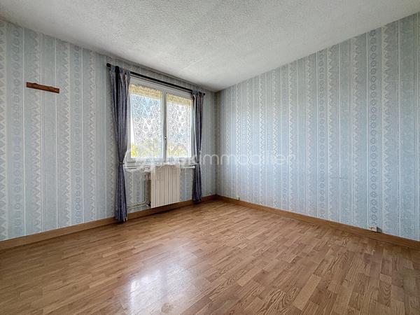 Pavillon situé à deux pas du centre-ville de Bressuire.

Vous débuterez la visite par une entrée desservant une cuisine, une salle d’eau, des WC, une chambre, une chaufferie ainsi que deux garages pour une surface totale d’environ 70 m².

À l’étage, vous découvrirez un séjour lumineux avec accès au balcon, une seconde cuisine aménagée, deux chambres et une salle d’eau avec WC.

L’ensemble est édifié sur une parcelle d’environ 730 m², entièrement clôturée et équipée d’un portail motorisé.

Ce bien offre également la possibilité de créer deux logements distincts.

Côté technique, la maison est raccordée au tout-à-l’égout, au réseau d’eau et dispose également d’un puits. Elle bénéficie d’une très bonne isolation au niveau de la toiture ainsi que de menuiseries performantes.

Des travaux de rafraîchissement seront néanmoins à prévoir.