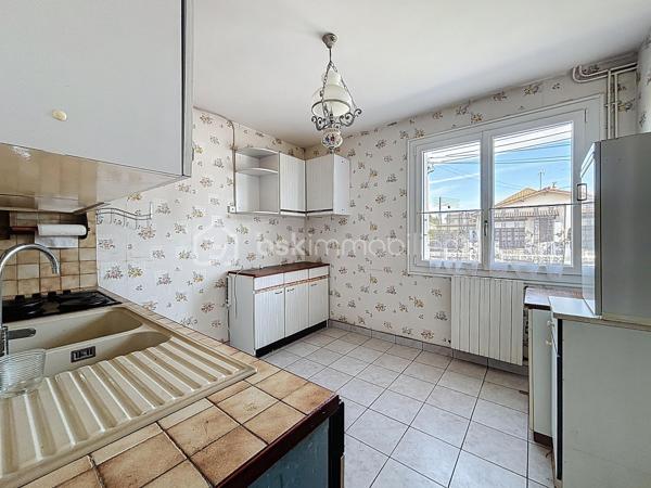 Pavillon situé à deux pas du centre-ville de Bressuire.

Vous débuterez la visite par une entrée desservant une cuisine, une salle d’eau, des WC, une chambre, une chaufferie ainsi que deux garages pour une surface totale d’environ 70 m².

À l’étage, vous découvrirez un séjour lumineux avec accès au balcon, une seconde cuisine aménagée, deux chambres et une salle d’eau avec WC.

L’ensemble est édifié sur une parcelle d’environ 730 m², entièrement clôturée et équipée d’un portail motorisé.

Ce bien offre également la possibilité de créer deux logements distincts.

Côté technique, la maison est raccordée au tout-à-l’égout, au réseau d’eau et dispose également d’un puits. Elle bénéficie d’une très bonne isolation au niveau de la toiture ainsi que de menuiseries performantes.

Des travaux de rafraîchissement seront néanmoins à prévoir.