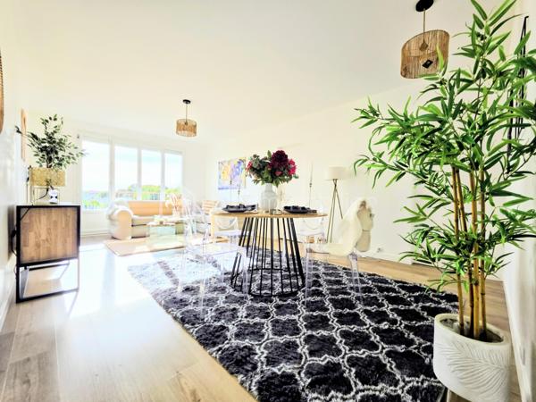 PS : Je tiens à préciser que les photos présentées dans cette annonce ne sont pas des images générées par intelligence artificielle.
Il s’agit bien de photographies réalisées en conditions réelles, une fois les travaux et la mise en place de la décoration effectués par l’architecte d’intérieur.
Ainsi, lors de votre visite, vous découvrirez l’appartement tel que vous le voyez sur les photos, avec la même ambiance, les mêmes volumes et les mêmes prestations.
Aucune mauvaise surprise : les photos reflètent fidèlement la réalité du bien.


 ✨ ÉLÉGANCE, CONFORT ET PRESTATIONS HAUT DE GAMME – SUPERBE T3 ENTIÈREMENT RÉNOVÉ ✨

COUP DE CŒUR !
Découvrez ce magnifique appartement T3 de 70,63 m², entièrement rénové avec goût et bénéficiant de prestations de qualité, idéalement situé à seulement 2 minutes en voiture du boulevard Jamin et de l’avenue Jean Jaurès, et à environ 7 minutes en voiture du Boulingrin à Reims.
Installé au sein d’une résidence ultra sécurisée, parfaitement entretenue et avec ascenseur, cet appartement offre un cadre de vie à la fois élégant, confortable et fonctionnel.
Dès l’entrée, vous serez immédiatement séduit par la qualité de la rénovation, les beaux volumes et l’atmosphère chaleureuse qui se dégagent de ce bien soigneusement pensé dans les moindres détails.

🍽️ UNE CUISINE ITALIENNE D’EXCEPTION AVEC ACCÈS DIRECT AU BALCON
Véritable pièce maîtresse de l’appartement, la cuisine entièrement neuve a été réalisée par la prestigieuse marque italienne ARMONY – Armony Cucine.
À la fois contemporaine, élégante et parfaitement fonctionnelle, elle bénéficie de nombreux rangements et d’un équipement électroménager complet :

• Réfrigérateur combiné
• Four
• Plaque de cuisson à induction
• Hotte
• Lave-vaisselle

Son véritable atout : un accès direct au balcon depuis la cuisine, offrant un agréable prolongement de l’espace de vie et permettant de profiter facilement de l’extérieur au quotidien.
Un espace particulièrement agréable pour prendre un café, déjeuner ou simplement profiter d’un moment de détente.

🛏️ UN ESPACE NUIT CONFORTABLE ET PARFAITEMENT OPTIMISÉ
L’appartement dispose de deux belles chambres, dont l’une bénéficie d’un dressing aménagé, offrant un espace de rangement particulièrement appréciable.
Vous profiterez également d’un dressing / espace buanderie, idéal pour faciliter l’organisation du quotidien.
Une salle de bains complète l’espace nuit tandis que les WC indépendants apportent un confort supplémentaire.

🏡 DES PRESTATIONS COMPLÈTES POUR UN CONFORT AU QUOTIDIEN
Ce superbe appartement bénéficie notamment de :

• 70,63 m² habitables
• 2 chambres
• Balcon accessible directement depuis la cuisine
• Garage privatif
• Cave
• Cuisine italienne haut de gamme ARMONY entièrement neuve
• Électroménager complet
• Dressing aménagé dans l’une des chambres
• Dressing / buanderie
• WC indépendant
• Visiophone
• Fibre optique
• Ascenseur
• Résidence ultra sécurisée
• Chauffage gaz collectif
• Têtes thermostatiques et répartiteurs

🔐 UNE RÉSIDENCE ULTRA SÉCURISÉE ET PARFAITEMENT ENTRETENUE
Vous apprécierez particulièrement le niveau de sécurité, la qualité d’entretien de la résidence ainsi que les nombreux services compris dans les charges de copropriété.
Les charges s’élèvent à 2 390 € par an et comprennent notamment :

• Chauffage collectif
• Eau
• Syndic professionnel
• Ascenseur
• Femme de ménage
• Ordures ménagères
• Entretien des espaces verts
• Électricité des parties communes
• Assurances diverses
• Contrat incendie

💶 INFORMATIONS FINANCIÈRES ET ÉNERGÉTIQUES
Taxe foncière 2026 : 1 324 €
DPE : D
GES : D

❤️ UN APPARTEMENT SOIGNÉ, ÉLÉGANT ET PRÊT À VIVRE

Entièrement rénové avec goût, cet appartement réunit de nombreux atouts recherchés : une superbe cuisine italienne ARMONY neuve, un accès direct au balcon depuis la cuisine, deux chambres, des espaces de rangement généreux, un garage privatif, une cave et une résidence ultra sécurisée et parfaitement entretenue.
Ici, aucun travaux à prévoir : tout a été pensé pour vous offrir un intérieur confortable, moderne et immédiatement habitable.

🔑 VOUS N’AVEZ PLUS QU’À POSER VOS VALISES !

Un bien rare qui séduira aussi bien une résidence principale qu’un acquéreur recherchant un appartement entièrement rénové, élégant, fonctionnel et bénéficiant de prestations de qualité.
📞 Une visite s’impose pour découvrir toute la qualité de la rénovation, le charme des lieux et les prestations de cet appartement.