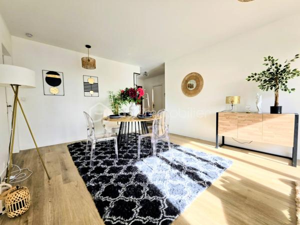 PS : Je tiens à préciser que les photos présentées dans cette annonce ne sont pas des images générées par intelligence artificielle.
Il s’agit bien de photographies réalisées en conditions réelles, une fois les travaux et la mise en place de la décoration effectués par l’architecte d’intérieur.
Ainsi, lors de votre visite, vous découvrirez l’appartement tel que vous le voyez sur les photos, avec la même ambiance, les mêmes volumes et les mêmes prestations.
Aucune mauvaise surprise : les photos reflètent fidèlement la réalité du bien.


 ✨ ÉLÉGANCE, CONFORT ET PRESTATIONS HAUT DE GAMME – SUPERBE T3 ENTIÈREMENT RÉNOVÉ ✨

COUP DE CŒUR !
Découvrez ce magnifique appartement T3 de 70,63 m², entièrement rénové avec goût et bénéficiant de prestations de qualité, idéalement situé à seulement 2 minutes en voiture du boulevard Jamin et de l’avenue Jean Jaurès, et à environ 7 minutes en voiture du Boulingrin à Reims.
Installé au sein d’une résidence ultra sécurisée, parfaitement entretenue et avec ascenseur, cet appartement offre un cadre de vie à la fois élégant, confortable et fonctionnel.
Dès l’entrée, vous serez immédiatement séduit par la qualité de la rénovation, les beaux volumes et l’atmosphère chaleureuse qui se dégagent de ce bien soigneusement pensé dans les moindres détails.

🍽️ UNE CUISINE ITALIENNE D’EXCEPTION AVEC ACCÈS DIRECT AU BALCON
Véritable pièce maîtresse de l’appartement, la cuisine entièrement neuve a été réalisée par la prestigieuse marque italienne ARMONY – Armony Cucine.
À la fois contemporaine, élégante et parfaitement fonctionnelle, elle bénéficie de nombreux rangements et d’un équipement électroménager complet :

• Réfrigérateur combiné
• Four
• Plaque de cuisson à induction
• Hotte
• Lave-vaisselle

Son véritable atout : un accès direct au balcon depuis la cuisine, offrant un agréable prolongement de l’espace de vie et permettant de profiter facilement de l’extérieur au quotidien.
Un espace particulièrement agréable pour prendre un café, déjeuner ou simplement profiter d’un moment de détente.

🛏️ UN ESPACE NUIT CONFORTABLE ET PARFAITEMENT OPTIMISÉ
L’appartement dispose de deux belles chambres, dont l’une bénéficie d’un dressing aménagé, offrant un espace de rangement particulièrement appréciable.
Vous profiterez également d’un dressing / espace buanderie, idéal pour faciliter l’organisation du quotidien.
Une salle de bains complète l’espace nuit tandis que les WC indépendants apportent un confort supplémentaire.

🏡 DES PRESTATIONS COMPLÈTES POUR UN CONFORT AU QUOTIDIEN
Ce superbe appartement bénéficie notamment de :

• 70,63 m² habitables
• 2 chambres
• Balcon accessible directement depuis la cuisine
• Garage privatif
• Cave
• Cuisine italienne haut de gamme ARMONY entièrement neuve
• Électroménager complet
• Dressing aménagé dans l’une des chambres
• Dressing / buanderie
• WC indépendant
• Visiophone
• Fibre optique
• Ascenseur
• Résidence ultra sécurisée
• Chauffage gaz collectif
• Têtes thermostatiques et répartiteurs

🔐 UNE RÉSIDENCE ULTRA SÉCURISÉE ET PARFAITEMENT ENTRETENUE
Vous apprécierez particulièrement le niveau de sécurité, la qualité d’entretien de la résidence ainsi que les nombreux services compris dans les charges de copropriété.
Les charges s’élèvent à 2 390 € par an et comprennent notamment :

• Chauffage collectif
• Eau
• Syndic professionnel
• Ascenseur
• Femme de ménage
• Ordures ménagères
• Entretien des espaces verts
• Électricité des parties communes
• Assurances diverses
• Contrat incendie

💶 INFORMATIONS FINANCIÈRES ET ÉNERGÉTIQUES
Taxe foncière 2026 : 1 324 €
DPE : D
GES : D

❤️ UN APPARTEMENT SOIGNÉ, ÉLÉGANT ET PRÊT À VIVRE

Entièrement rénové avec goût, cet appartement réunit de nombreux atouts recherchés : une superbe cuisine italienne ARMONY neuve, un accès direct au balcon depuis la cuisine, deux chambres, des espaces de rangement généreux, un garage privatif, une cave et une résidence ultra sécurisée et parfaitement entretenue.
Ici, aucun travaux à prévoir : tout a été pensé pour vous offrir un intérieur confortable, moderne et immédiatement habitable.

🔑 VOUS N’AVEZ PLUS QU’À POSER VOS VALISES !

Un bien rare qui séduira aussi bien une résidence principale qu’un acquéreur recherchant un appartement entièrement rénové, élégant, fonctionnel et bénéficiant de prestations de qualité.
📞 Une visite s’impose pour découvrir toute la qualité de la rénovation, le charme des lieux et les prestations de cet appartement.