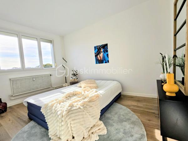 PS : Je tiens à préciser que les photos présentées dans cette annonce ne sont pas des images générées par intelligence artificielle.
Il s’agit bien de photographies réalisées en conditions réelles, une fois les travaux et la mise en place de la décoration effectués par l’architecte d’intérieur.
Ainsi, lors de votre visite, vous découvrirez l’appartement tel que vous le voyez sur les photos, avec la même ambiance, les mêmes volumes et les mêmes prestations.
Aucune mauvaise surprise : les photos reflètent fidèlement la réalité du bien.


 ✨ ÉLÉGANCE, CONFORT ET PRESTATIONS HAUT DE GAMME – SUPERBE T3 ENTIÈREMENT RÉNOVÉ ✨

COUP DE CŒUR !
Découvrez ce magnifique appartement T3 de 70,63 m², entièrement rénové avec goût et bénéficiant de prestations de qualité, idéalement situé à seulement 2 minutes en voiture du boulevard Jamin et de l’avenue Jean Jaurès, et à environ 7 minutes en voiture du Boulingrin à Reims.
Installé au sein d’une résidence ultra sécurisée, parfaitement entretenue et avec ascenseur, cet appartement offre un cadre de vie à la fois élégant, confortable et fonctionnel.
Dès l’entrée, vous serez immédiatement séduit par la qualité de la rénovation, les beaux volumes et l’atmosphère chaleureuse qui se dégagent de ce bien soigneusement pensé dans les moindres détails.

🍽️ UNE CUISINE ITALIENNE D’EXCEPTION AVEC ACCÈS DIRECT AU BALCON
Véritable pièce maîtresse de l’appartement, la cuisine entièrement neuve a été réalisée par la prestigieuse marque italienne ARMONY – Armony Cucine.
À la fois contemporaine, élégante et parfaitement fonctionnelle, elle bénéficie de nombreux rangements et d’un équipement électroménager complet :

• Réfrigérateur combiné
• Four
• Plaque de cuisson à induction
• Hotte
• Lave-vaisselle

Son véritable atout : un accès direct au balcon depuis la cuisine, offrant un agréable prolongement de l’espace de vie et permettant de profiter facilement de l’extérieur au quotidien.
Un espace particulièrement agréable pour prendre un café, déjeuner ou simplement profiter d’un moment de détente.

🛏️ UN ESPACE NUIT CONFORTABLE ET PARFAITEMENT OPTIMISÉ
L’appartement dispose de deux belles chambres, dont l’une bénéficie d’un dressing aménagé, offrant un espace de rangement particulièrement appréciable.
Vous profiterez également d’un dressing / espace buanderie, idéal pour faciliter l’organisation du quotidien.
Une salle de bains complète l’espace nuit tandis que les WC indépendants apportent un confort supplémentaire.

🏡 DES PRESTATIONS COMPLÈTES POUR UN CONFORT AU QUOTIDIEN
Ce superbe appartement bénéficie notamment de :

• 70,63 m² habitables
• 2 chambres
• Balcon accessible directement depuis la cuisine
• Garage privatif
• Cave
• Cuisine italienne haut de gamme ARMONY entièrement neuve
• Électroménager complet
• Dressing aménagé dans l’une des chambres
• Dressing / buanderie
• WC indépendant
• Visiophone
• Fibre optique
• Ascenseur
• Résidence ultra sécurisée
• Chauffage gaz collectif
• Têtes thermostatiques et répartiteurs

🔐 UNE RÉSIDENCE ULTRA SÉCURISÉE ET PARFAITEMENT ENTRETENUE
Vous apprécierez particulièrement le niveau de sécurité, la qualité d’entretien de la résidence ainsi que les nombreux services compris dans les charges de copropriété.
Les charges s’élèvent à 2 390 € par an et comprennent notamment :

• Chauffage collectif
• Eau
• Syndic professionnel
• Ascenseur
• Femme de ménage
• Ordures ménagères
• Entretien des espaces verts
• Électricité des parties communes
• Assurances diverses
• Contrat incendie

💶 INFORMATIONS FINANCIÈRES ET ÉNERGÉTIQUES
Taxe foncière 2026 : 1 324 €
DPE : D
GES : D

❤️ UN APPARTEMENT SOIGNÉ, ÉLÉGANT ET PRÊT À VIVRE

Entièrement rénové avec goût, cet appartement réunit de nombreux atouts recherchés : une superbe cuisine italienne ARMONY neuve, un accès direct au balcon depuis la cuisine, deux chambres, des espaces de rangement généreux, un garage privatif, une cave et une résidence ultra sécurisée et parfaitement entretenue.
Ici, aucun travaux à prévoir : tout a été pensé pour vous offrir un intérieur confortable, moderne et immédiatement habitable.

🔑 VOUS N’AVEZ PLUS QU’À POSER VOS VALISES !

Un bien rare qui séduira aussi bien une résidence principale qu’un acquéreur recherchant un appartement entièrement rénové, élégant, fonctionnel et bénéficiant de prestations de qualité.
📞 Une visite s’impose pour découvrir toute la qualité de la rénovation, le charme des lieux et les prestations de cet appartement.