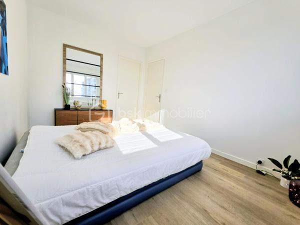 PS : Je tiens à préciser que les photos présentées dans cette annonce ne sont pas des images générées par intelligence artificielle.
Il s’agit bien de photographies réalisées en conditions réelles, une fois les travaux et la mise en place de la décoration effectués par l’architecte d’intérieur.
Ainsi, lors de votre visite, vous découvrirez l’appartement tel que vous le voyez sur les photos, avec la même ambiance, les mêmes volumes et les mêmes prestations.
Aucune mauvaise surprise : les photos reflètent fidèlement la réalité du bien.


 ✨ ÉLÉGANCE, CONFORT ET PRESTATIONS HAUT DE GAMME – SUPERBE T3 ENTIÈREMENT RÉNOVÉ ✨

COUP DE CŒUR !
Découvrez ce magnifique appartement T3 de 70,63 m², entièrement rénové avec goût et bénéficiant de prestations de qualité, idéalement situé à seulement 2 minutes en voiture du boulevard Jamin et de l’avenue Jean Jaurès, et à environ 7 minutes en voiture du Boulingrin à Reims.
Installé au sein d’une résidence ultra sécurisée, parfaitement entretenue et avec ascenseur, cet appartement offre un cadre de vie à la fois élégant, confortable et fonctionnel.
Dès l’entrée, vous serez immédiatement séduit par la qualité de la rénovation, les beaux volumes et l’atmosphère chaleureuse qui se dégagent de ce bien soigneusement pensé dans les moindres détails.

🍽️ UNE CUISINE ITALIENNE D’EXCEPTION AVEC ACCÈS DIRECT AU BALCON
Véritable pièce maîtresse de l’appartement, la cuisine entièrement neuve a été réalisée par la prestigieuse marque italienne ARMONY – Armony Cucine.
À la fois contemporaine, élégante et parfaitement fonctionnelle, elle bénéficie de nombreux rangements et d’un équipement électroménager complet :

• Réfrigérateur combiné
• Four
• Plaque de cuisson à induction
• Hotte
• Lave-vaisselle

Son véritable atout : un accès direct au balcon depuis la cuisine, offrant un agréable prolongement de l’espace de vie et permettant de profiter facilement de l’extérieur au quotidien.
Un espace particulièrement agréable pour prendre un café, déjeuner ou simplement profiter d’un moment de détente.

🛏️ UN ESPACE NUIT CONFORTABLE ET PARFAITEMENT OPTIMISÉ
L’appartement dispose de deux belles chambres, dont l’une bénéficie d’un dressing aménagé, offrant un espace de rangement particulièrement appréciable.
Vous profiterez également d’un dressing / espace buanderie, idéal pour faciliter l’organisation du quotidien.
Une salle de bains complète l’espace nuit tandis que les WC indépendants apportent un confort supplémentaire.

🏡 DES PRESTATIONS COMPLÈTES POUR UN CONFORT AU QUOTIDIEN
Ce superbe appartement bénéficie notamment de :

• 70,63 m² habitables
• 2 chambres
• Balcon accessible directement depuis la cuisine
• Garage privatif
• Cave
• Cuisine italienne haut de gamme ARMONY entièrement neuve
• Électroménager complet
• Dressing aménagé dans l’une des chambres
• Dressing / buanderie
• WC indépendant
• Visiophone
• Fibre optique
• Ascenseur
• Résidence ultra sécurisée
• Chauffage gaz collectif
• Têtes thermostatiques et répartiteurs

🔐 UNE RÉSIDENCE ULTRA SÉCURISÉE ET PARFAITEMENT ENTRETENUE
Vous apprécierez particulièrement le niveau de sécurité, la qualité d’entretien de la résidence ainsi que les nombreux services compris dans les charges de copropriété.
Les charges s’élèvent à 2 390 € par an et comprennent notamment :

• Chauffage collectif
• Eau
• Syndic professionnel
• Ascenseur
• Femme de ménage
• Ordures ménagères
• Entretien des espaces verts
• Électricité des parties communes
• Assurances diverses
• Contrat incendie

💶 INFORMATIONS FINANCIÈRES ET ÉNERGÉTIQUES
Taxe foncière 2026 : 1 324 €
DPE : D
GES : D

❤️ UN APPARTEMENT SOIGNÉ, ÉLÉGANT ET PRÊT À VIVRE

Entièrement rénové avec goût, cet appartement réunit de nombreux atouts recherchés : une superbe cuisine italienne ARMONY neuve, un accès direct au balcon depuis la cuisine, deux chambres, des espaces de rangement généreux, un garage privatif, une cave et une résidence ultra sécurisée et parfaitement entretenue.
Ici, aucun travaux à prévoir : tout a été pensé pour vous offrir un intérieur confortable, moderne et immédiatement habitable.

🔑 VOUS N’AVEZ PLUS QU’À POSER VOS VALISES !

Un bien rare qui séduira aussi bien une résidence principale qu’un acquéreur recherchant un appartement entièrement rénové, élégant, fonctionnel et bénéficiant de prestations de qualité.
📞 Une visite s’impose pour découvrir toute la qualité de la rénovation, le charme des lieux et les prestations de cet appartement.