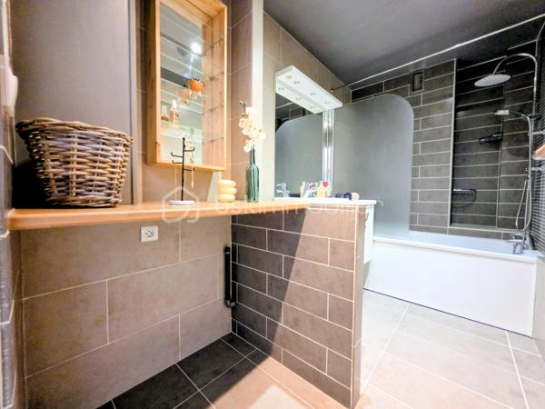 PS : Je tiens à préciser que les photos présentées dans cette annonce ne sont pas des images générées par intelligence artificielle.
Il s’agit bien de photographies réalisées en conditions réelles, une fois les travaux et la mise en place de la décoration effectués par l’architecte d’intérieur.
Ainsi, lors de votre visite, vous découvrirez l’appartement tel que vous le voyez sur les photos, avec la même ambiance, les mêmes volumes et les mêmes prestations.
Aucune mauvaise surprise : les photos reflètent fidèlement la réalité du bien.


 ✨ ÉLÉGANCE, CONFORT ET PRESTATIONS HAUT DE GAMME – SUPERBE T3 ENTIÈREMENT RÉNOVÉ ✨

COUP DE CŒUR !
Découvrez ce magnifique appartement T3 de 70,63 m², entièrement rénové avec goût et bénéficiant de prestations de qualité, idéalement situé à seulement 2 minutes en voiture du boulevard Jamin et de l’avenue Jean Jaurès, et à environ 7 minutes en voiture du Boulingrin à Reims.
Installé au sein d’une résidence ultra sécurisée, parfaitement entretenue et avec ascenseur, cet appartement offre un cadre de vie à la fois élégant, confortable et fonctionnel.
Dès l’entrée, vous serez immédiatement séduit par la qualité de la rénovation, les beaux volumes et l’atmosphère chaleureuse qui se dégagent de ce bien soigneusement pensé dans les moindres détails.

🍽️ UNE CUISINE ITALIENNE D’EXCEPTION AVEC ACCÈS DIRECT AU BALCON
Véritable pièce maîtresse de l’appartement, la cuisine entièrement neuve a été réalisée par la prestigieuse marque italienne ARMONY – Armony Cucine.
À la fois contemporaine, élégante et parfaitement fonctionnelle, elle bénéficie de nombreux rangements et d’un équipement électroménager complet :

• Réfrigérateur combiné
• Four
• Plaque de cuisson à induction
• Hotte
• Lave-vaisselle

Son véritable atout : un accès direct au balcon depuis la cuisine, offrant un agréable prolongement de l’espace de vie et permettant de profiter facilement de l’extérieur au quotidien.
Un espace particulièrement agréable pour prendre un café, déjeuner ou simplement profiter d’un moment de détente.

🛏️ UN ESPACE NUIT CONFORTABLE ET PARFAITEMENT OPTIMISÉ
L’appartement dispose de deux belles chambres, dont l’une bénéficie d’un dressing aménagé, offrant un espace de rangement particulièrement appréciable.
Vous profiterez également d’un dressing / espace buanderie, idéal pour faciliter l’organisation du quotidien.
Une salle de bains complète l’espace nuit tandis que les WC indépendants apportent un confort supplémentaire.

🏡 DES PRESTATIONS COMPLÈTES POUR UN CONFORT AU QUOTIDIEN
Ce superbe appartement bénéficie notamment de :

• 70,63 m² habitables
• 2 chambres
• Balcon accessible directement depuis la cuisine
• Garage privatif
• Cave
• Cuisine italienne haut de gamme ARMONY entièrement neuve
• Électroménager complet
• Dressing aménagé dans l’une des chambres
• Dressing / buanderie
• WC indépendant
• Visiophone
• Fibre optique
• Ascenseur
• Résidence ultra sécurisée
• Chauffage gaz collectif
• Têtes thermostatiques et répartiteurs

🔐 UNE RÉSIDENCE ULTRA SÉCURISÉE ET PARFAITEMENT ENTRETENUE
Vous apprécierez particulièrement le niveau de sécurité, la qualité d’entretien de la résidence ainsi que les nombreux services compris dans les charges de copropriété.
Les charges s’élèvent à 2 390 € par an et comprennent notamment :

• Chauffage collectif
• Eau
• Syndic professionnel
• Ascenseur
• Femme de ménage
• Ordures ménagères
• Entretien des espaces verts
• Électricité des parties communes
• Assurances diverses
• Contrat incendie

💶 INFORMATIONS FINANCIÈRES ET ÉNERGÉTIQUES
Taxe foncière 2026 : 1 324 €
DPE : D
GES : D

❤️ UN APPARTEMENT SOIGNÉ, ÉLÉGANT ET PRÊT À VIVRE

Entièrement rénové avec goût, cet appartement réunit de nombreux atouts recherchés : une superbe cuisine italienne ARMONY neuve, un accès direct au balcon depuis la cuisine, deux chambres, des espaces de rangement généreux, un garage privatif, une cave et une résidence ultra sécurisée et parfaitement entretenue.
Ici, aucun travaux à prévoir : tout a été pensé pour vous offrir un intérieur confortable, moderne et immédiatement habitable.

🔑 VOUS N’AVEZ PLUS QU’À POSER VOS VALISES !

Un bien rare qui séduira aussi bien une résidence principale qu’un acquéreur recherchant un appartement entièrement rénové, élégant, fonctionnel et bénéficiant de prestations de qualité.
📞 Une visite s’impose pour découvrir toute la qualité de la rénovation, le charme des lieux et les prestations de cet appartement.