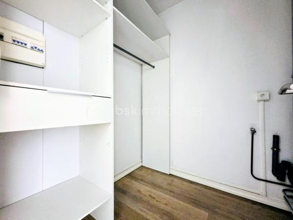 PS : Je tiens à préciser que les photos présentées dans cette annonce ne sont pas des images générées par intelligence artificielle.
Il s’agit bien de photographies réalisées en conditions réelles, une fois les travaux et la mise en place de la décoration effectués par l’architecte d’intérieur.
Ainsi, lors de votre visite, vous découvrirez l’appartement tel que vous le voyez sur les photos, avec la même ambiance, les mêmes volumes et les mêmes prestations.
Aucune mauvaise surprise : les photos reflètent fidèlement la réalité du bien.


 ✨ ÉLÉGANCE, CONFORT ET PRESTATIONS HAUT DE GAMME – SUPERBE T3 ENTIÈREMENT RÉNOVÉ ✨

COUP DE CŒUR !
Découvrez ce magnifique appartement T3 de 70,63 m², entièrement rénové avec goût et bénéficiant de prestations de qualité, idéalement situé à seulement 2 minutes en voiture du boulevard Jamin et de l’avenue Jean Jaurès, et à environ 7 minutes en voiture du Boulingrin à Reims.
Installé au sein d’une résidence ultra sécurisée, parfaitement entretenue et avec ascenseur, cet appartement offre un cadre de vie à la fois élégant, confortable et fonctionnel.
Dès l’entrée, vous serez immédiatement séduit par la qualité de la rénovation, les beaux volumes et l’atmosphère chaleureuse qui se dégagent de ce bien soigneusement pensé dans les moindres détails.

🍽️ UNE CUISINE ITALIENNE D’EXCEPTION AVEC ACCÈS DIRECT AU BALCON
Véritable pièce maîtresse de l’appartement, la cuisine entièrement neuve a été réalisée par la prestigieuse marque italienne ARMONY – Armony Cucine.
À la fois contemporaine, élégante et parfaitement fonctionnelle, elle bénéficie de nombreux rangements et d’un équipement électroménager complet :

• Réfrigérateur combiné
• Four
• Plaque de cuisson à induction
• Hotte
• Lave-vaisselle

Son véritable atout : un accès direct au balcon depuis la cuisine, offrant un agréable prolongement de l’espace de vie et permettant de profiter facilement de l’extérieur au quotidien.
Un espace particulièrement agréable pour prendre un café, déjeuner ou simplement profiter d’un moment de détente.

🛏️ UN ESPACE NUIT CONFORTABLE ET PARFAITEMENT OPTIMISÉ
L’appartement dispose de deux belles chambres, dont l’une bénéficie d’un dressing aménagé, offrant un espace de rangement particulièrement appréciable.
Vous profiterez également d’un dressing / espace buanderie, idéal pour faciliter l’organisation du quotidien.
Une salle de bains complète l’espace nuit tandis que les WC indépendants apportent un confort supplémentaire.

🏡 DES PRESTATIONS COMPLÈTES POUR UN CONFORT AU QUOTIDIEN
Ce superbe appartement bénéficie notamment de :

• 70,63 m² habitables
• 2 chambres
• Balcon accessible directement depuis la cuisine
• Garage privatif
• Cave
• Cuisine italienne haut de gamme ARMONY entièrement neuve
• Électroménager complet
• Dressing aménagé dans l’une des chambres
• Dressing / buanderie
• WC indépendant
• Visiophone
• Fibre optique
• Ascenseur
• Résidence ultra sécurisée
• Chauffage gaz collectif
• Têtes thermostatiques et répartiteurs

🔐 UNE RÉSIDENCE ULTRA SÉCURISÉE ET PARFAITEMENT ENTRETENUE
Vous apprécierez particulièrement le niveau de sécurité, la qualité d’entretien de la résidence ainsi que les nombreux services compris dans les charges de copropriété.
Les charges s’élèvent à 2 390 € par an et comprennent notamment :

• Chauffage collectif
• Eau
• Syndic professionnel
• Ascenseur
• Femme de ménage
• Ordures ménagères
• Entretien des espaces verts
• Électricité des parties communes
• Assurances diverses
• Contrat incendie

💶 INFORMATIONS FINANCIÈRES ET ÉNERGÉTIQUES
Taxe foncière 2026 : 1 324 €
DPE : D
GES : D

❤️ UN APPARTEMENT SOIGNÉ, ÉLÉGANT ET PRÊT À VIVRE

Entièrement rénové avec goût, cet appartement réunit de nombreux atouts recherchés : une superbe cuisine italienne ARMONY neuve, un accès direct au balcon depuis la cuisine, deux chambres, des espaces de rangement généreux, un garage privatif, une cave et une résidence ultra sécurisée et parfaitement entretenue.
Ici, aucun travaux à prévoir : tout a été pensé pour vous offrir un intérieur confortable, moderne et immédiatement habitable.

🔑 VOUS N’AVEZ PLUS QU’À POSER VOS VALISES !

Un bien rare qui séduira aussi bien une résidence principale qu’un acquéreur recherchant un appartement entièrement rénové, élégant, fonctionnel et bénéficiant de prestations de qualité.
📞 Une visite s’impose pour découvrir toute la qualité de la rénovation, le charme des lieux et les prestations de cet appartement.
