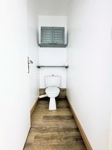 PS : Je tiens à préciser que les photos présentées dans cette annonce ne sont pas des images générées par intelligence artificielle.
Il s’agit bien de photographies réalisées en conditions réelles, une fois les travaux et la mise en place de la décoration effectués par l’architecte d’intérieur.
Ainsi, lors de votre visite, vous découvrirez l’appartement tel que vous le voyez sur les photos, avec la même ambiance, les mêmes volumes et les mêmes prestations.
Aucune mauvaise surprise : les photos reflètent fidèlement la réalité du bien.


 ✨ ÉLÉGANCE, CONFORT ET PRESTATIONS HAUT DE GAMME – SUPERBE T3 ENTIÈREMENT RÉNOVÉ ✨

COUP DE CŒUR !
Découvrez ce magnifique appartement T3 de 70,63 m², entièrement rénové avec goût et bénéficiant de prestations de qualité, idéalement situé à seulement 2 minutes en voiture du boulevard Jamin et de l’avenue Jean Jaurès, et à environ 7 minutes en voiture du Boulingrin à Reims.
Installé au sein d’une résidence ultra sécurisée, parfaitement entretenue et avec ascenseur, cet appartement offre un cadre de vie à la fois élégant, confortable et fonctionnel.
Dès l’entrée, vous serez immédiatement séduit par la qualité de la rénovation, les beaux volumes et l’atmosphère chaleureuse qui se dégagent de ce bien soigneusement pensé dans les moindres détails.

🍽️ UNE CUISINE ITALIENNE D’EXCEPTION AVEC ACCÈS DIRECT AU BALCON
Véritable pièce maîtresse de l’appartement, la cuisine entièrement neuve a été réalisée par la prestigieuse marque italienne ARMONY – Armony Cucine.
À la fois contemporaine, élégante et parfaitement fonctionnelle, elle bénéficie de nombreux rangements et d’un équipement électroménager complet :

• Réfrigérateur combiné
• Four
• Plaque de cuisson à induction
• Hotte
• Lave-vaisselle

Son véritable atout : un accès direct au balcon depuis la cuisine, offrant un agréable prolongement de l’espace de vie et permettant de profiter facilement de l’extérieur au quotidien.
Un espace particulièrement agréable pour prendre un café, déjeuner ou simplement profiter d’un moment de détente.

🛏️ UN ESPACE NUIT CONFORTABLE ET PARFAITEMENT OPTIMISÉ
L’appartement dispose de deux belles chambres, dont l’une bénéficie d’un dressing aménagé, offrant un espace de rangement particulièrement appréciable.
Vous profiterez également d’un dressing / espace buanderie, idéal pour faciliter l’organisation du quotidien.
Une salle de bains complète l’espace nuit tandis que les WC indépendants apportent un confort supplémentaire.

🏡 DES PRESTATIONS COMPLÈTES POUR UN CONFORT AU QUOTIDIEN
Ce superbe appartement bénéficie notamment de :

• 70,63 m² habitables
• 2 chambres
• Balcon accessible directement depuis la cuisine
• Garage privatif
• Cave
• Cuisine italienne haut de gamme ARMONY entièrement neuve
• Électroménager complet
• Dressing aménagé dans l’une des chambres
• Dressing / buanderie
• WC indépendant
• Visiophone
• Fibre optique
• Ascenseur
• Résidence ultra sécurisée
• Chauffage gaz collectif
• Têtes thermostatiques et répartiteurs

🔐 UNE RÉSIDENCE ULTRA SÉCURISÉE ET PARFAITEMENT ENTRETENUE
Vous apprécierez particulièrement le niveau de sécurité, la qualité d’entretien de la résidence ainsi que les nombreux services compris dans les charges de copropriété.
Les charges s’élèvent à 2 390 € par an et comprennent notamment :

• Chauffage collectif
• Eau
• Syndic professionnel
• Ascenseur
• Femme de ménage
• Ordures ménagères
• Entretien des espaces verts
• Électricité des parties communes
• Assurances diverses
• Contrat incendie

💶 INFORMATIONS FINANCIÈRES ET ÉNERGÉTIQUES
Taxe foncière 2026 : 1 324 €
DPE : D
GES : D

❤️ UN APPARTEMENT SOIGNÉ, ÉLÉGANT ET PRÊT À VIVRE

Entièrement rénové avec goût, cet appartement réunit de nombreux atouts recherchés : une superbe cuisine italienne ARMONY neuve, un accès direct au balcon depuis la cuisine, deux chambres, des espaces de rangement généreux, un garage privatif, une cave et une résidence ultra sécurisée et parfaitement entretenue.
Ici, aucun travaux à prévoir : tout a été pensé pour vous offrir un intérieur confortable, moderne et immédiatement habitable.

🔑 VOUS N’AVEZ PLUS QU’À POSER VOS VALISES !

Un bien rare qui séduira aussi bien une résidence principale qu’un acquéreur recherchant un appartement entièrement rénové, élégant, fonctionnel et bénéficiant de prestations de qualité.
📞 Une visite s’impose pour découvrir toute la qualité de la rénovation, le charme des lieux et les prestations de cet appartement.